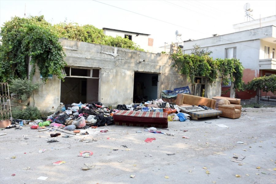 Mersin'de Kötü Kokuların Geldiği Evden 8 Kamyon Çöp Çıkarıldı