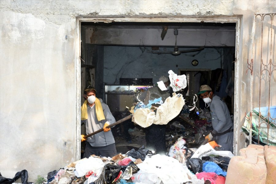 Mersin'de Kötü Kokuların Geldiği Evden 8 Kamyon Çöp Çıkarıldı