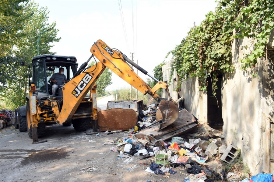 Mersin'de Kötü Kokuların Geldiği Evden 8 Kamyon Çöp Çıkarıldı