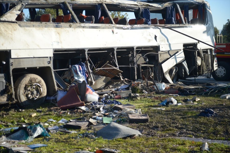 Eskişehir'de Devrilen Servis Otobüsündeki 2 İşçi Öldü