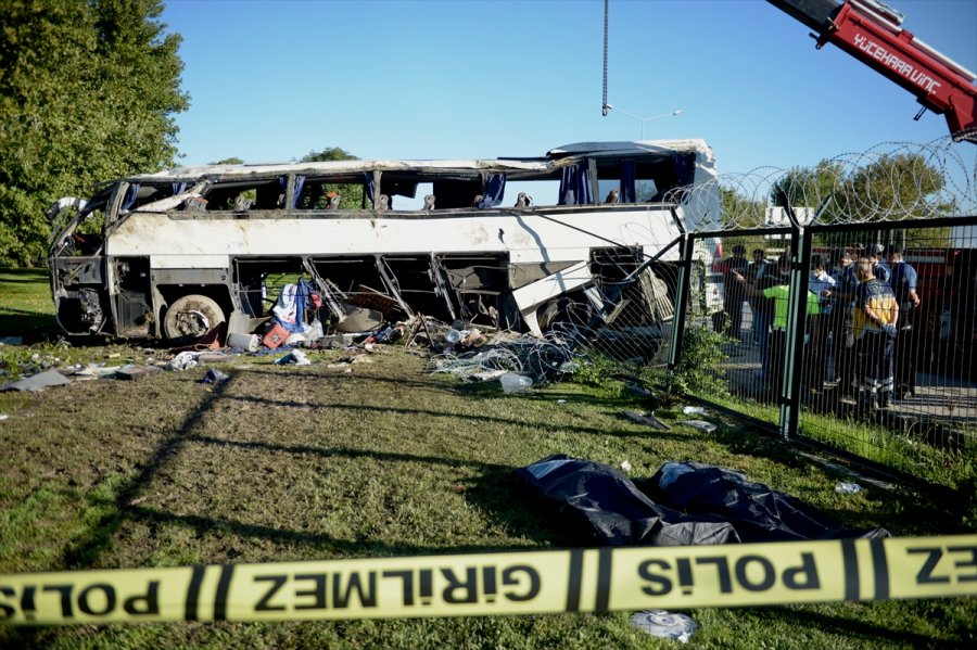 Eskişehir'de Devrilen Servis Otobüsündeki 2 İşçi Öldü