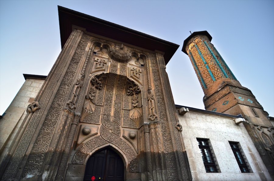 Görenleri Tarihte Yolculuğa Çıkaran Eser: İnce Minareli Medrese