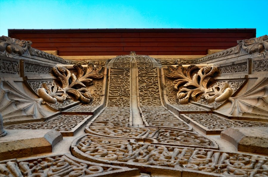 Görenleri Tarihte Yolculuğa Çıkaran Eser: İnce Minareli Medrese