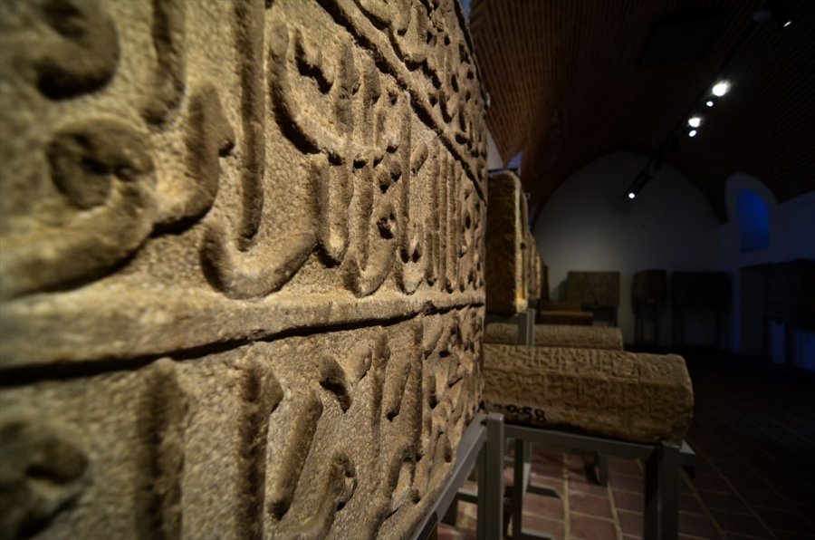 Görenleri Tarihte Yolculuğa Çıkaran Eser: İnce Minareli Medrese