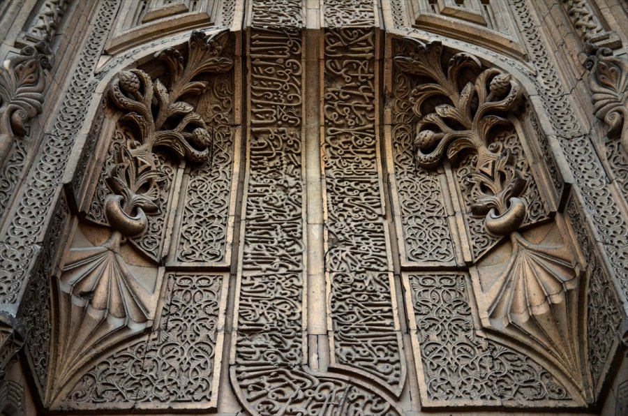 Görenleri Tarihte Yolculuğa Çıkaran Eser: İnce Minareli Medrese