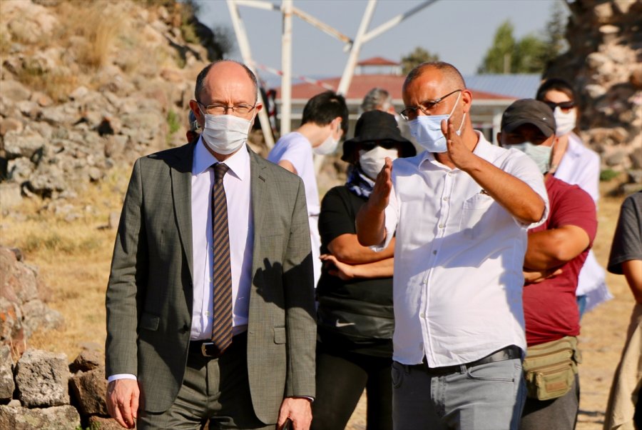 Karacahisar Kalesi Ve Çevresinde Arkeolojik Kazı Devam Ediyor