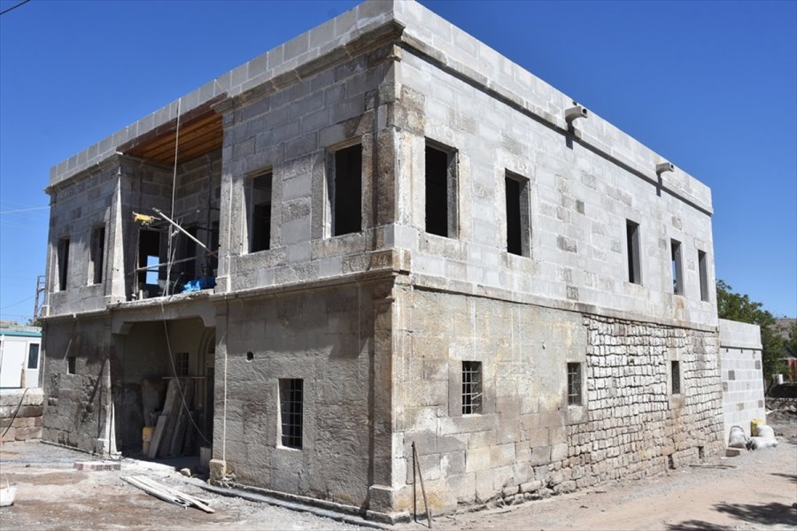 Kayseri'de Tarihi Jandarma Konağındaki Restorasyon Çalışmaları Sürüyor