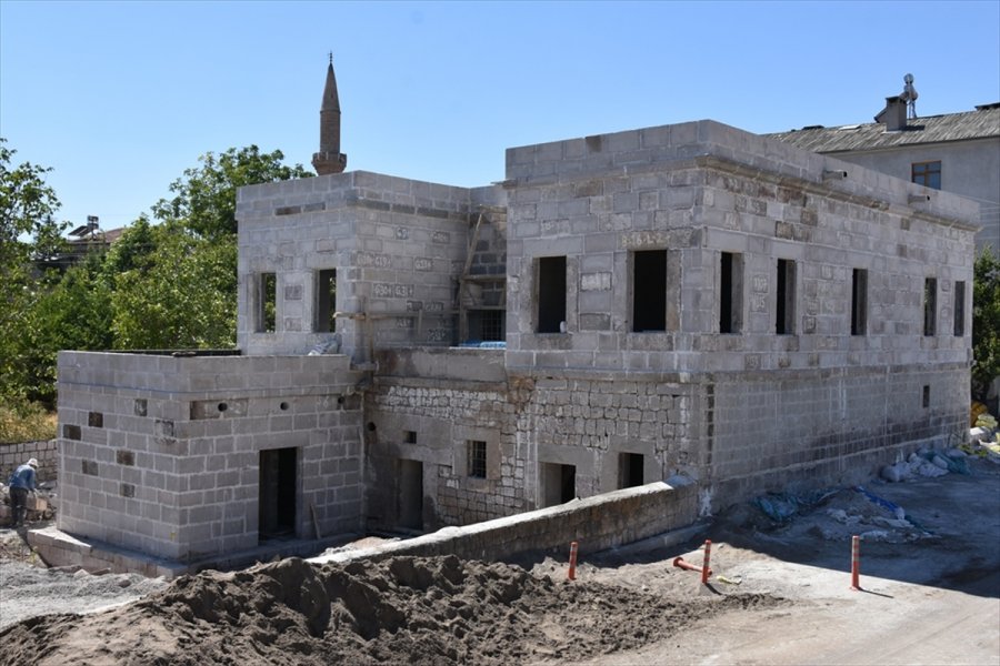 Kayseri'de Tarihi Jandarma Konağındaki Restorasyon Çalışmaları Sürüyor