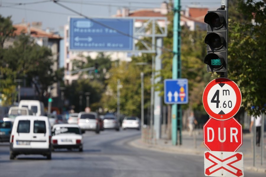 Konya'da Trafik Işıklarıyla Kovid-19 Uyarısı