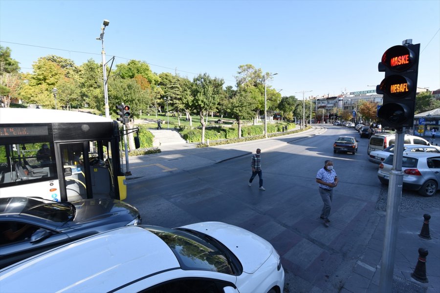 Konya'da Trafik Işıklarıyla Kovid-19 Uyarısı