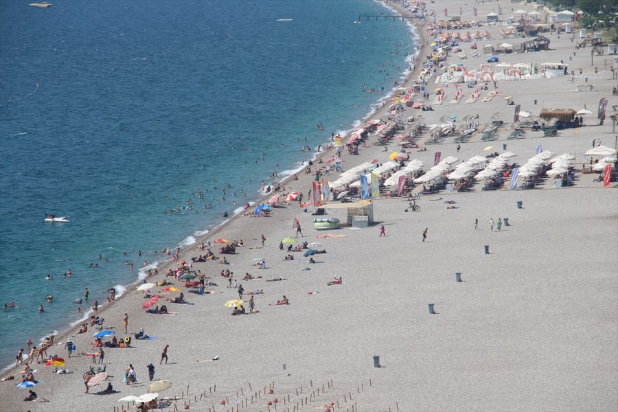 Antalya'da Sıcaktan Bunalanlar Sahillerde Yoğunluk Oluşturdu