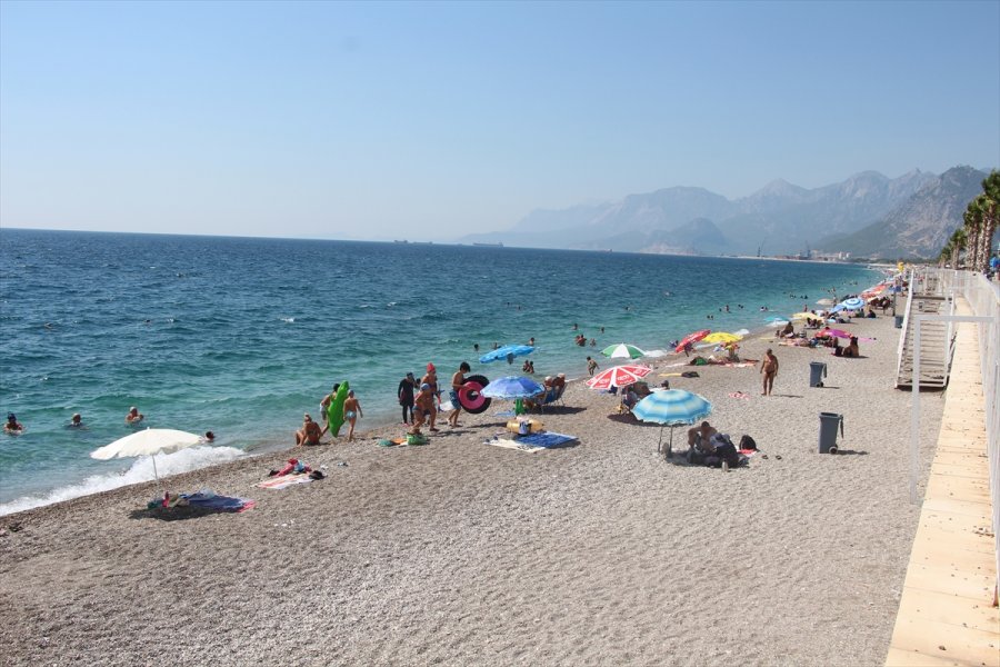 Antalya'da Sıcaktan Bunalanlar Sahillerde Yoğunluk Oluşturdu