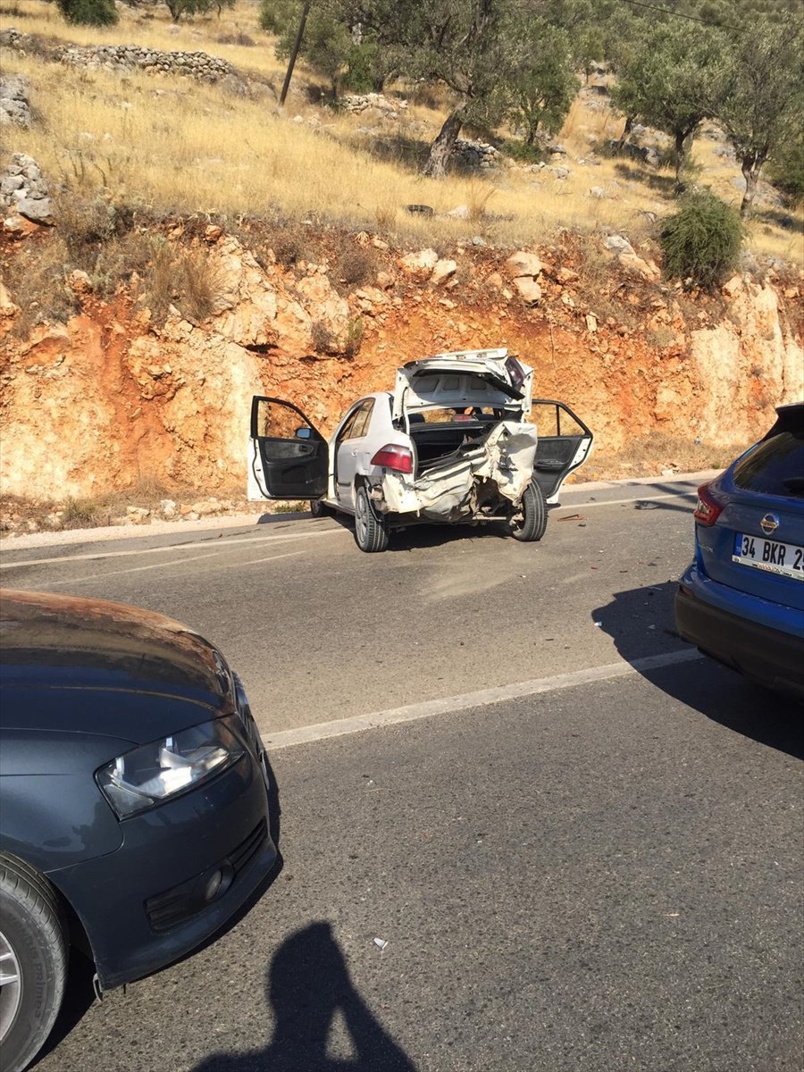 Antalya'da Zincirleme Trafik Kazasında 7 Kişi Yaralandı