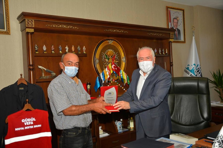 Belediye Başkanından Emekli Olan Personele Plaket