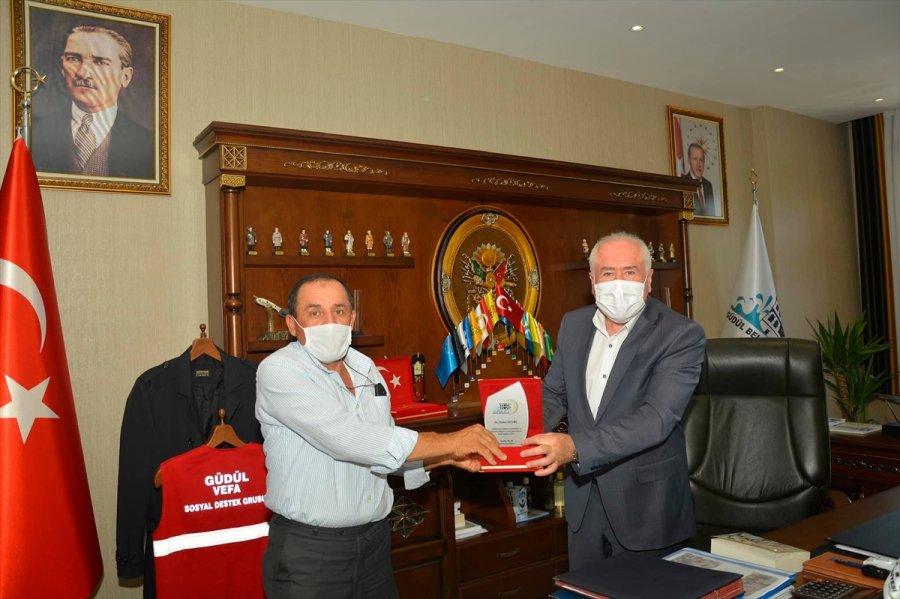 Belediye Başkanından Emekli Olan Personele Plaket