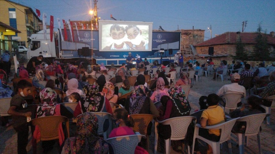 Hüyük'te Açık Havada Sinema
