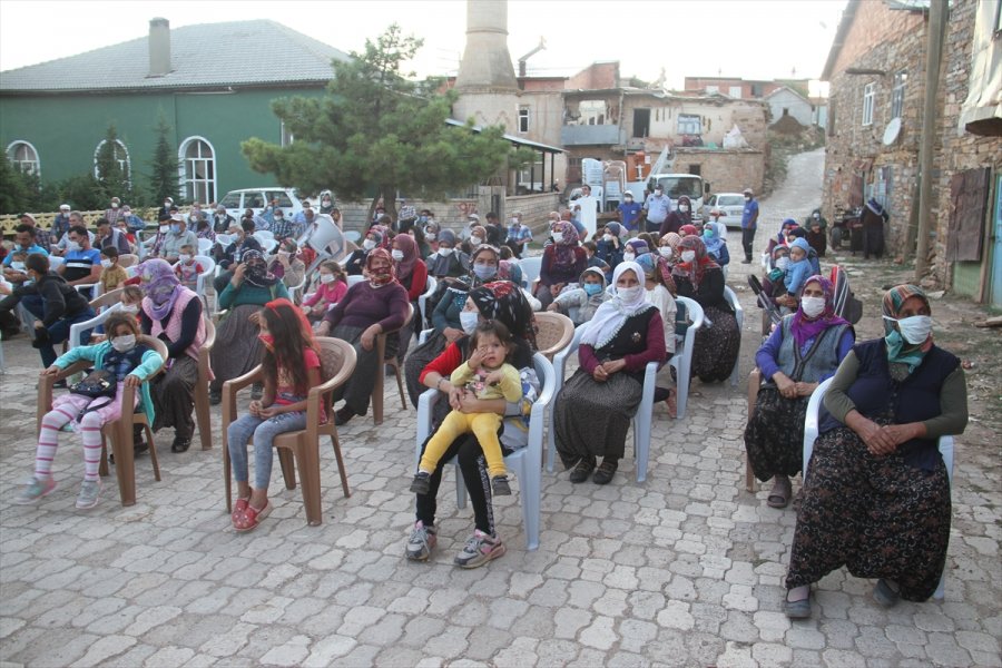 Hüyük'te Açık Havada Sinema