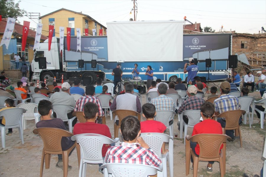 Hüyük'te Açık Havada Sinema