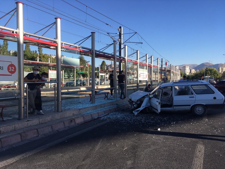 Kayseri'de Durakta Bekleyen Genç Otomobilin Çarpması Sonucu Yaralandı