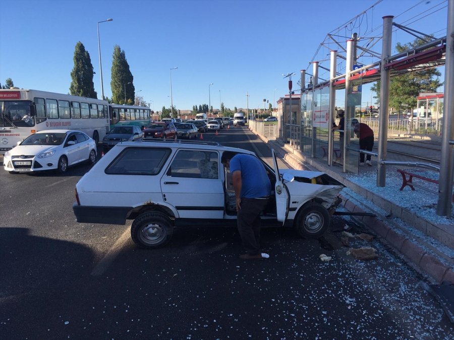 Kayseri'de Durakta Bekleyen Genç Otomobilin Çarpması Sonucu Yaralandı