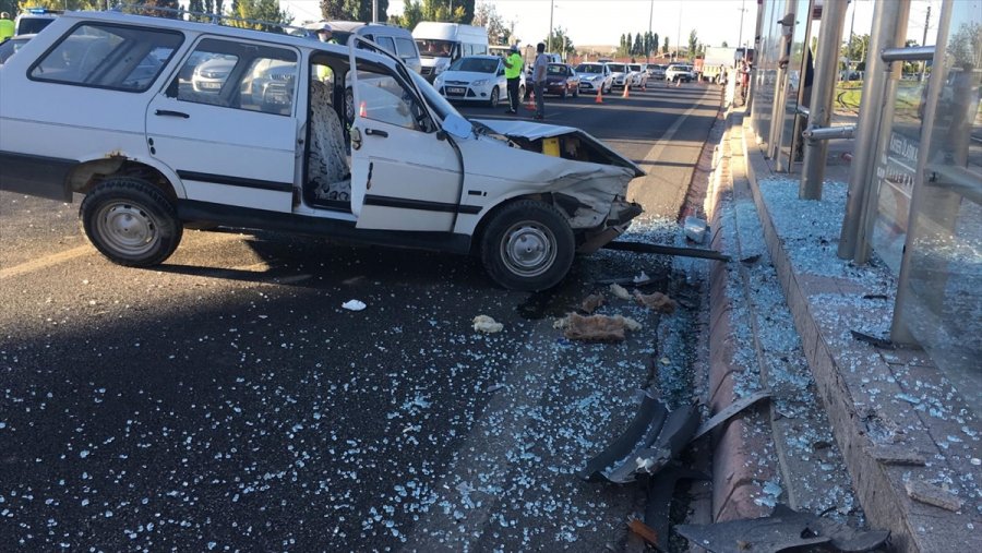 Kayseri'de Durakta Bekleyen Genç Otomobilin Çarpması Sonucu Yaralandı