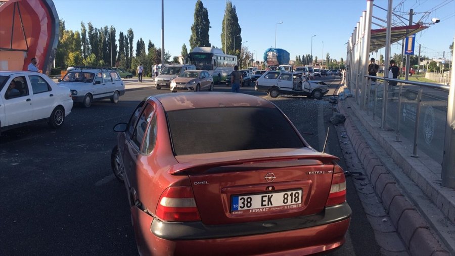 Kayseri'de Durakta Bekleyen Genç Otomobilin Çarpması Sonucu Yaralandı
