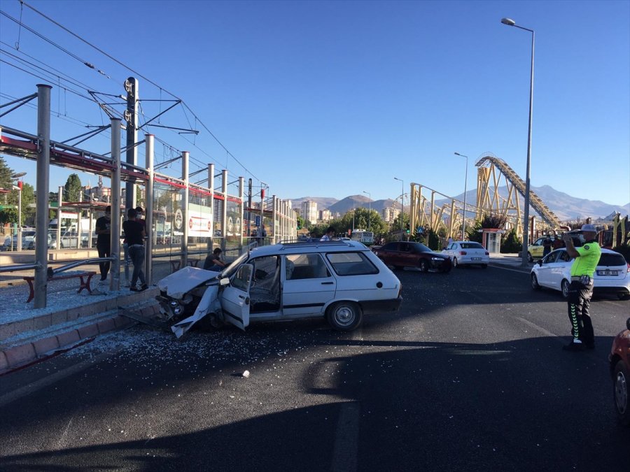 Kayseri'de Durakta Bekleyen Genç Otomobilin Çarpması Sonucu Yaralandı