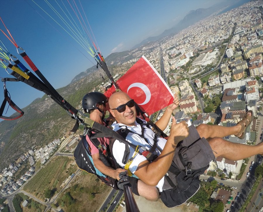 Alanya'da Anneler Otizme Dikkati Çekmek İçin Yamaç Paraşütüyle Atlayış Yaptı