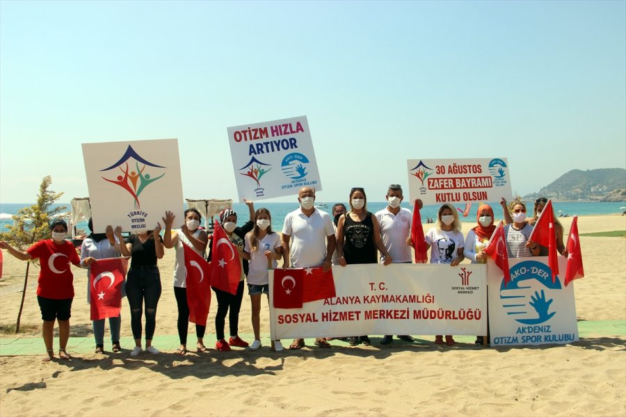 Alanya'da Anneler Otizme Dikkati Çekmek İçin Yamaç Paraşütüyle Atlayış Yaptı