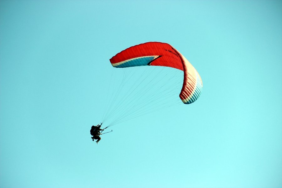 Alanya'da Anneler Otizme Dikkati Çekmek İçin Yamaç Paraşütüyle Atlayış Yaptı