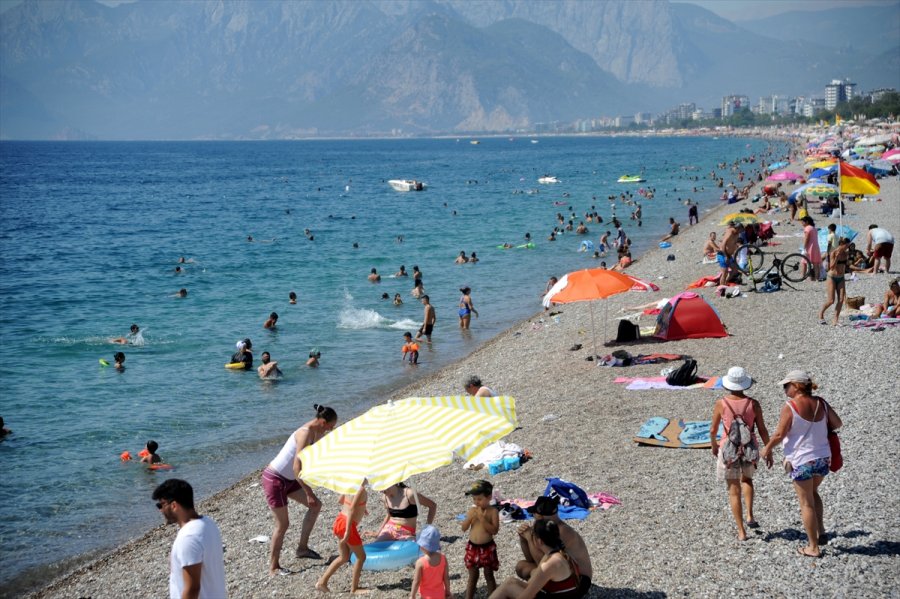 Antalya Sahillerinde Sıcak Hava Yoğunluğu