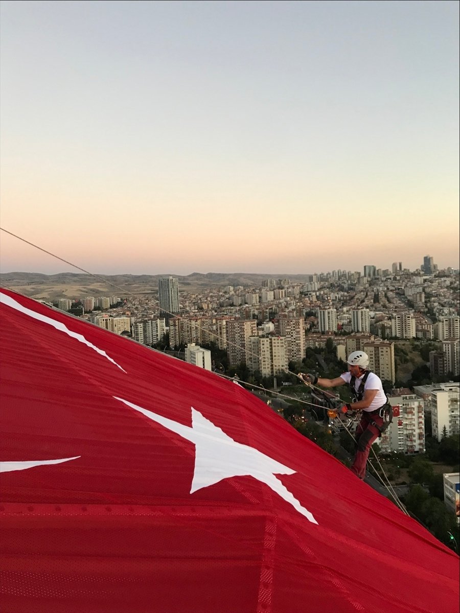Başkentin Sembolü Atakule'de Dev Türk Bayrağı Dalgalandırıldı