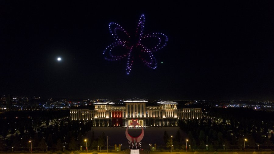 Cumhurbaşkanlığı Külliyesi'nde Zafer Bayramı'na Özel 300 İha İle Işık Gösterisi Yapıldı