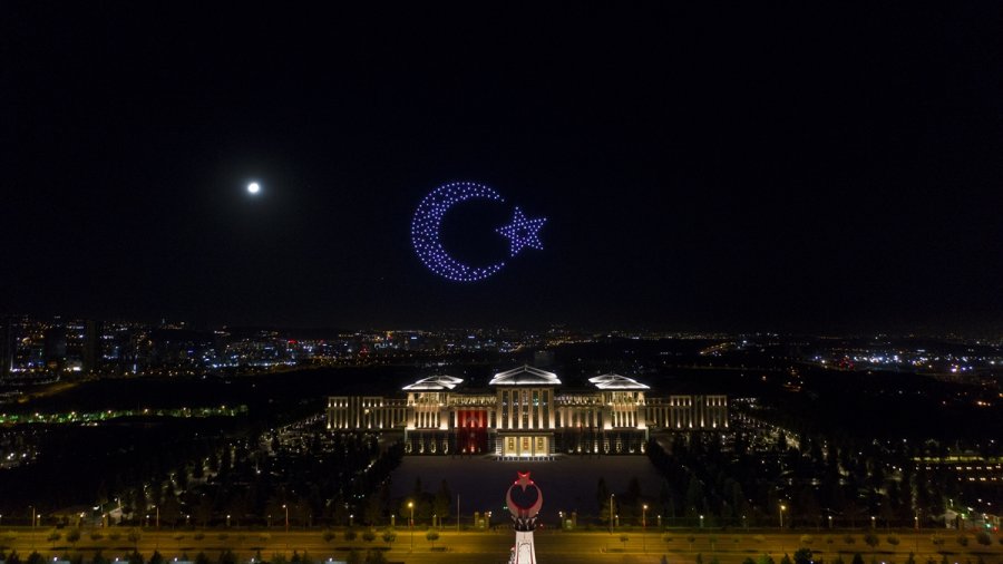 Cumhurbaşkanlığı Külliyesi'nde Zafer Bayramı'na Özel 300 İha İle Işık Gösterisi Yapıldı