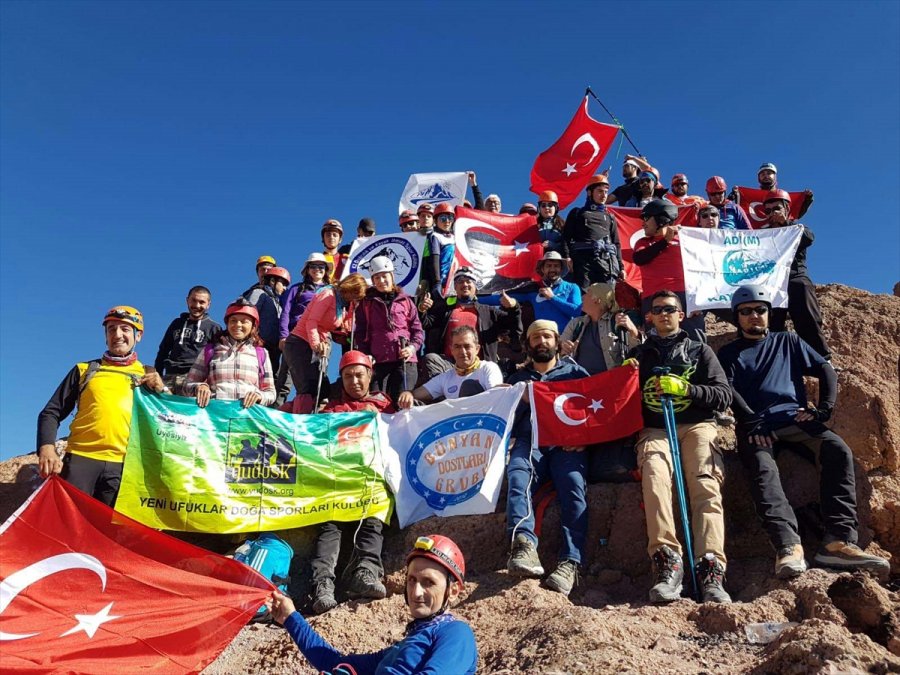 Dağcılardan Erciyes'in Zirvesine 30 Ağustos Zafer Bayramı Tırmanışı