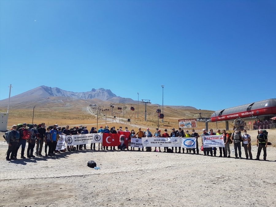 Dağcılardan Erciyes'in Zirvesine 30 Ağustos Zafer Bayramı Tırmanışı