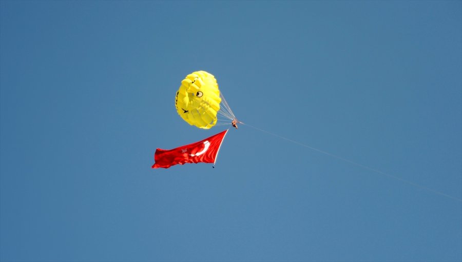 Deniz Paraşütünde Dev Türk Bayrağı Açtılar