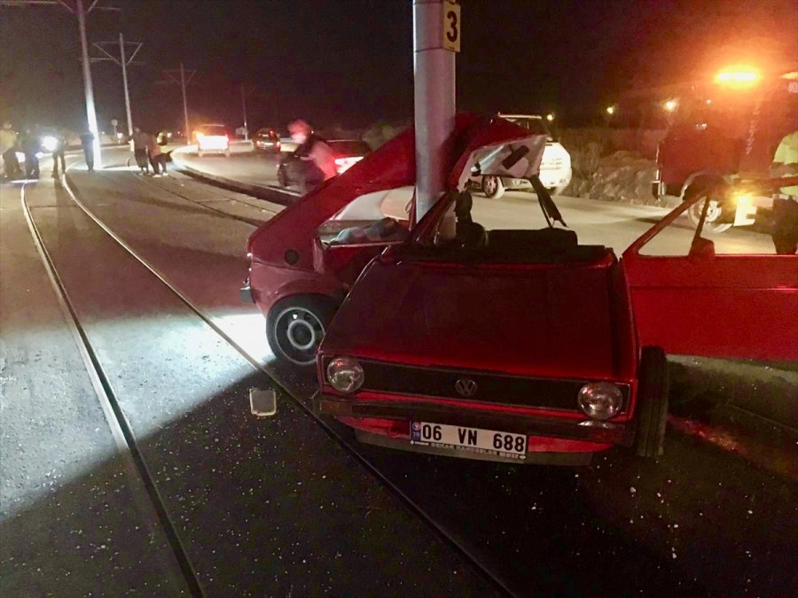 Eskişehir'de Otomobil Direğe Çarptı: 1 Ölü