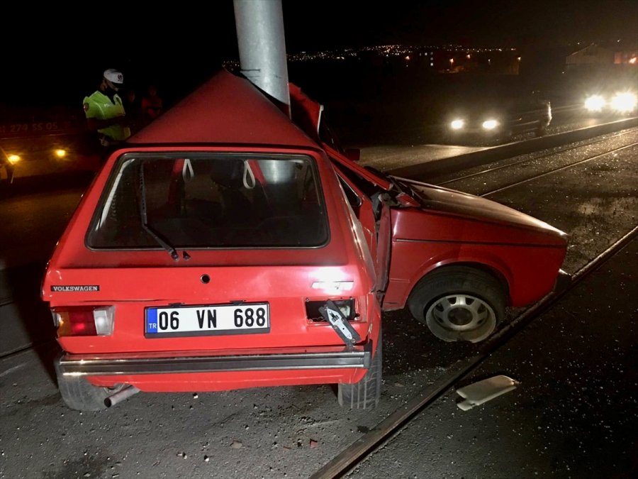 Eskişehir'de Otomobil Direğe Çarptı: 1 Ölü