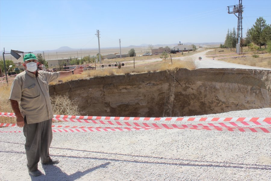 Konya'da Yol Ortasında Obruk Oluştu