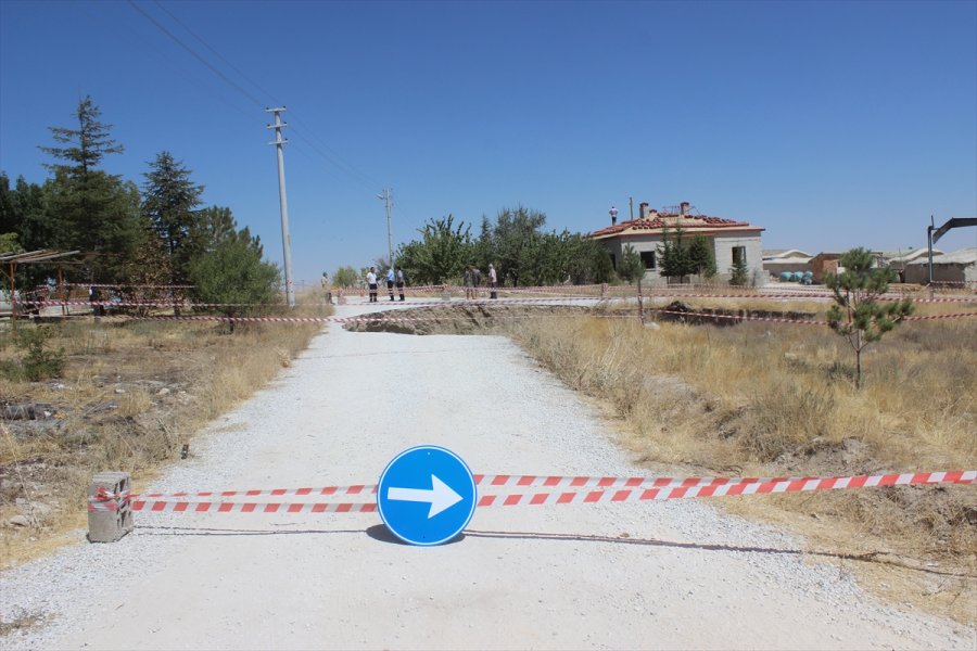 Konya'da Yol Ortasında Obruk Oluştu