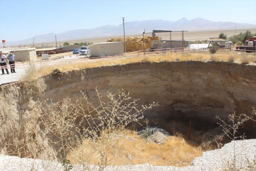 Konya'da Yol Ortasında Obruk Oluştu