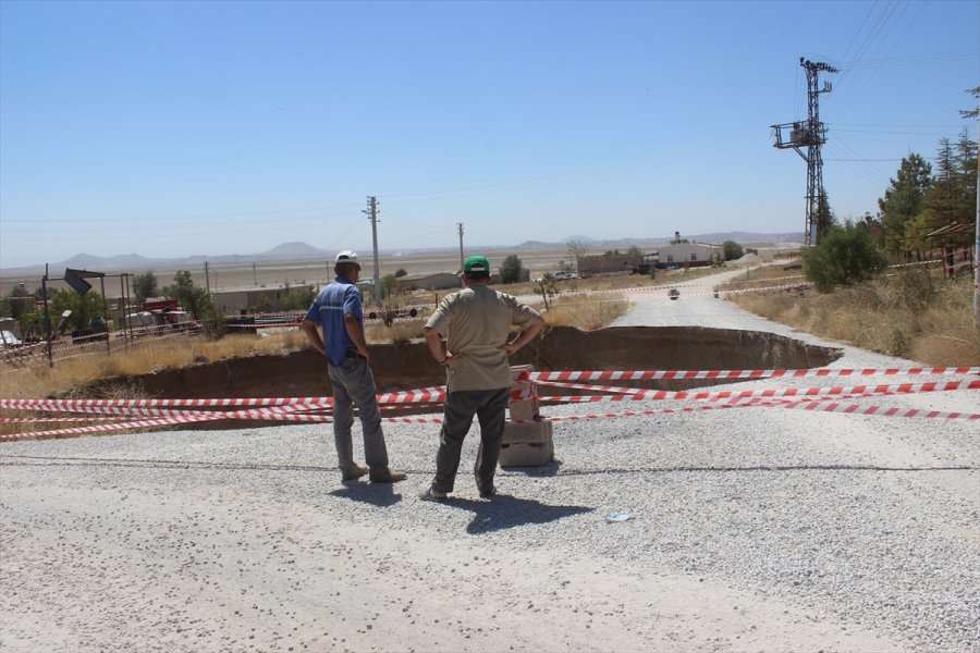 Konya'da Yol Ortasında Obruk Oluştu