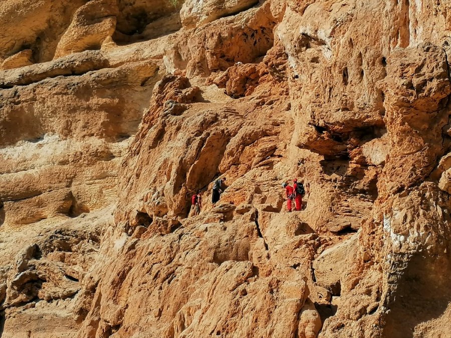 Mersin'de Yamaçta Mahsur Kalan Keçi 4 Saatte Kurtarıldı