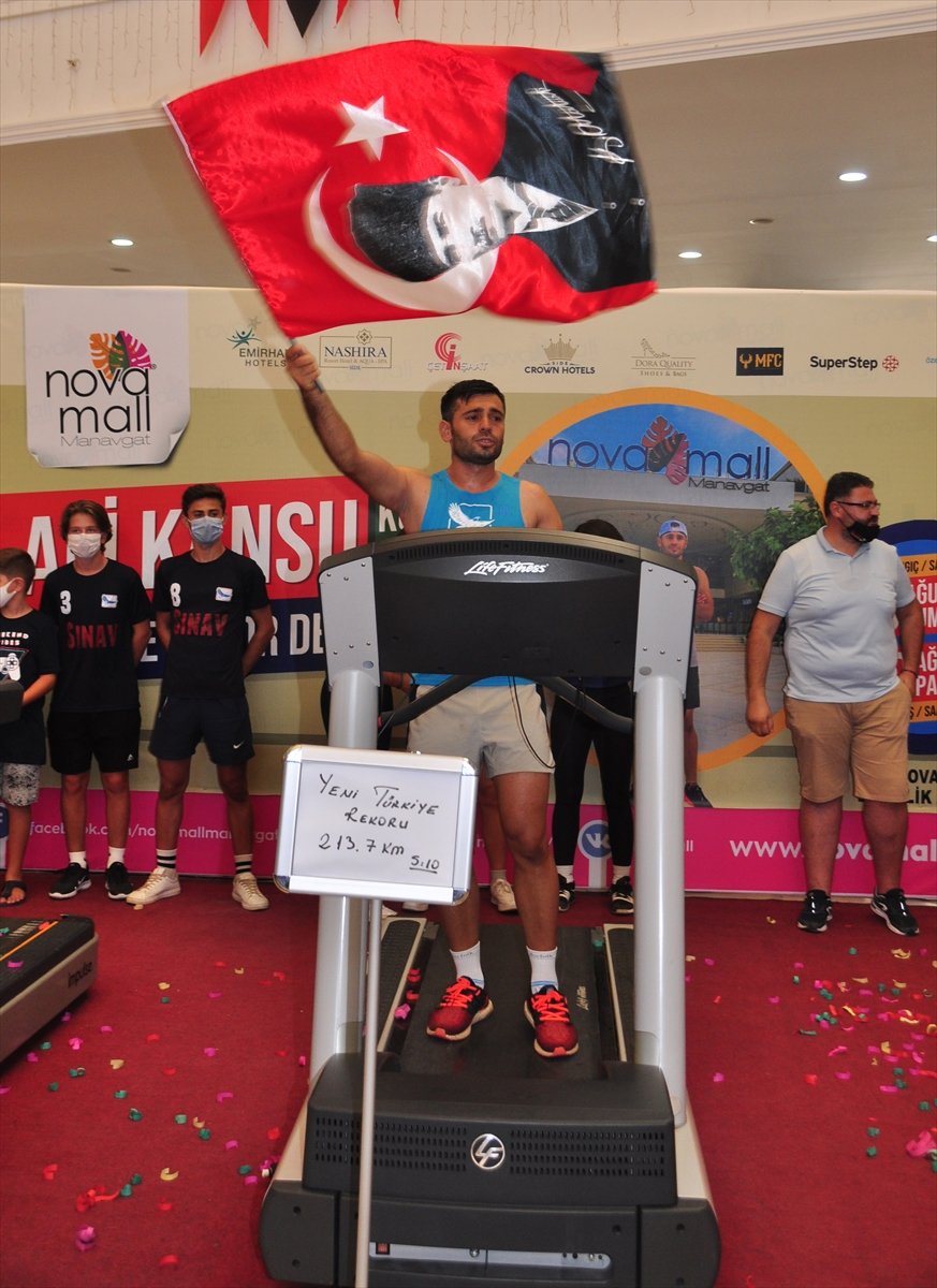 Rekor İçin 24 Saatte Koşu Bandında 213 Kilometre Koştu