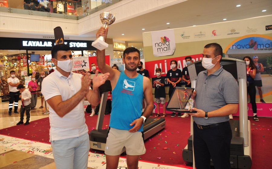 Rekor İçin 24 Saatte Koşu Bandında 213 Kilometre Koştu