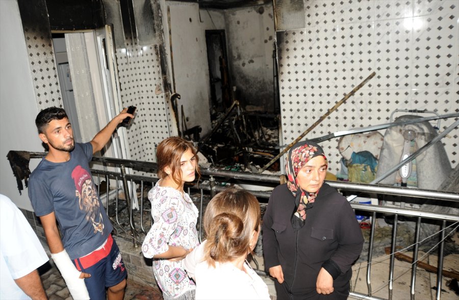 Antalya'da Çıkan Yangında, Bir Apartman Dairesi Yandı