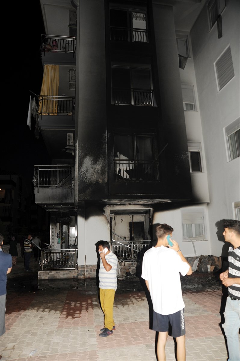 Antalya'da Çıkan Yangında, Bir Apartman Dairesi Yandı