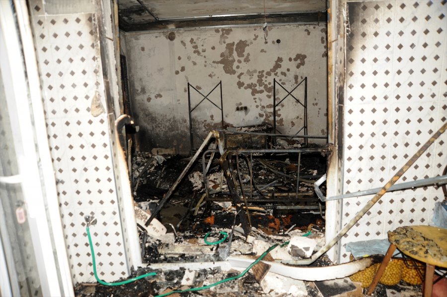 Antalya'da Çıkan Yangında, Bir Apartman Dairesi Yandı