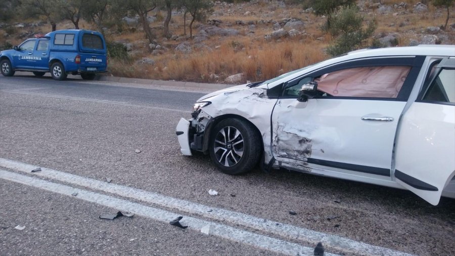 Antalya'da Otomobil İle Minibüs Çarpıştı: 1 Yaralı